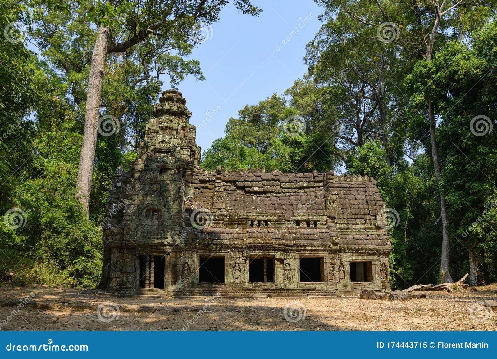 un bÃÂ¢timent longeant le chemin d`accÃÂ¨s du chemin d`accÃÂ¨s ÃÂ  l`est du temple preah khan dans le domaine des temples de angkor